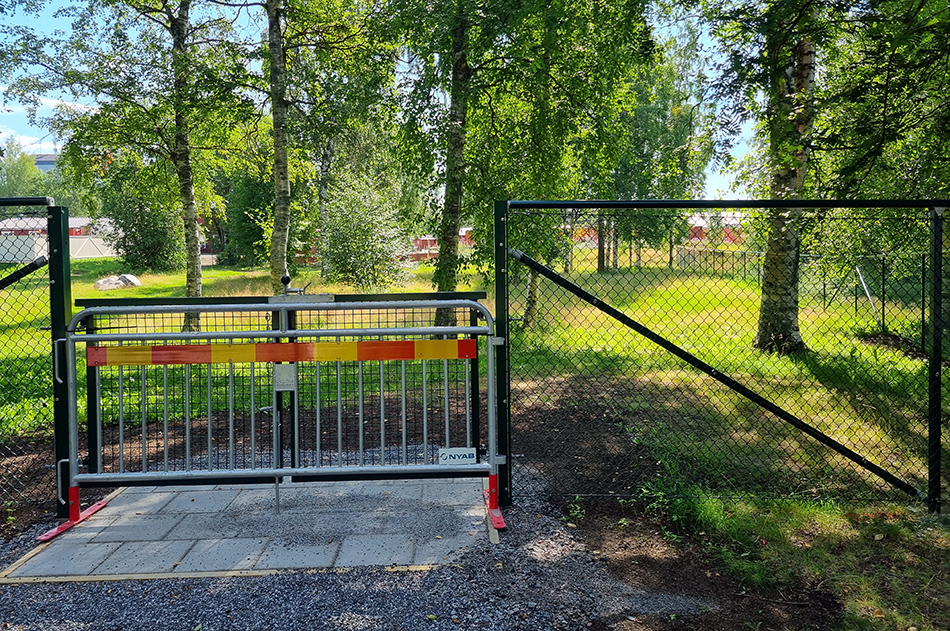 Hundrastgården är ännu inte öppen att använda.