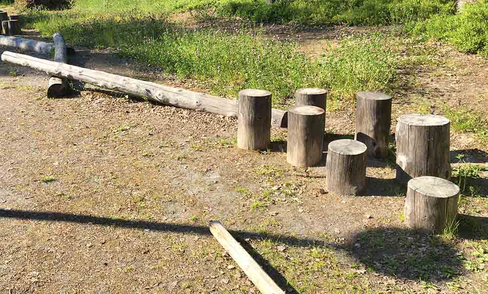 Stockar i olika höjd att balansera på