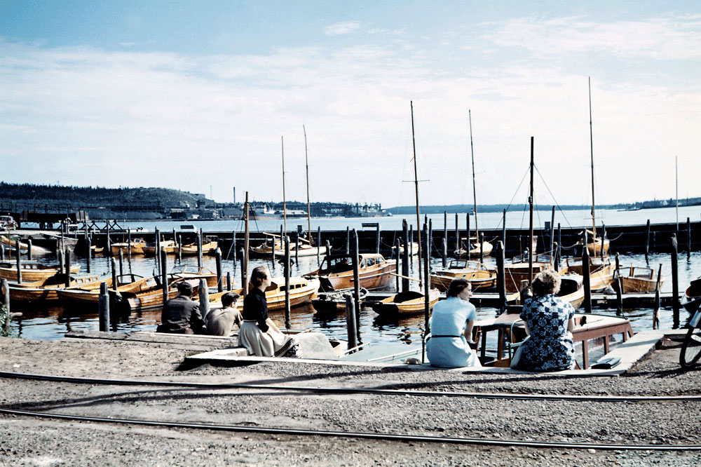 Vy över småbåtshamnen.