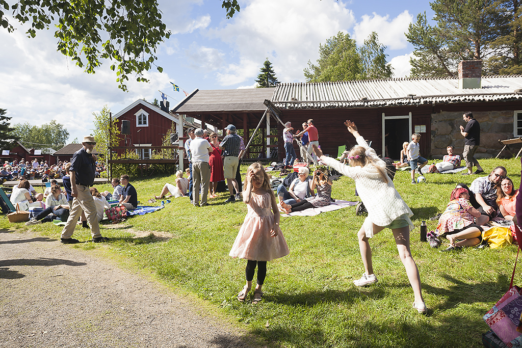Barn som leker på friluftsmuseet Hägnan på sommaren