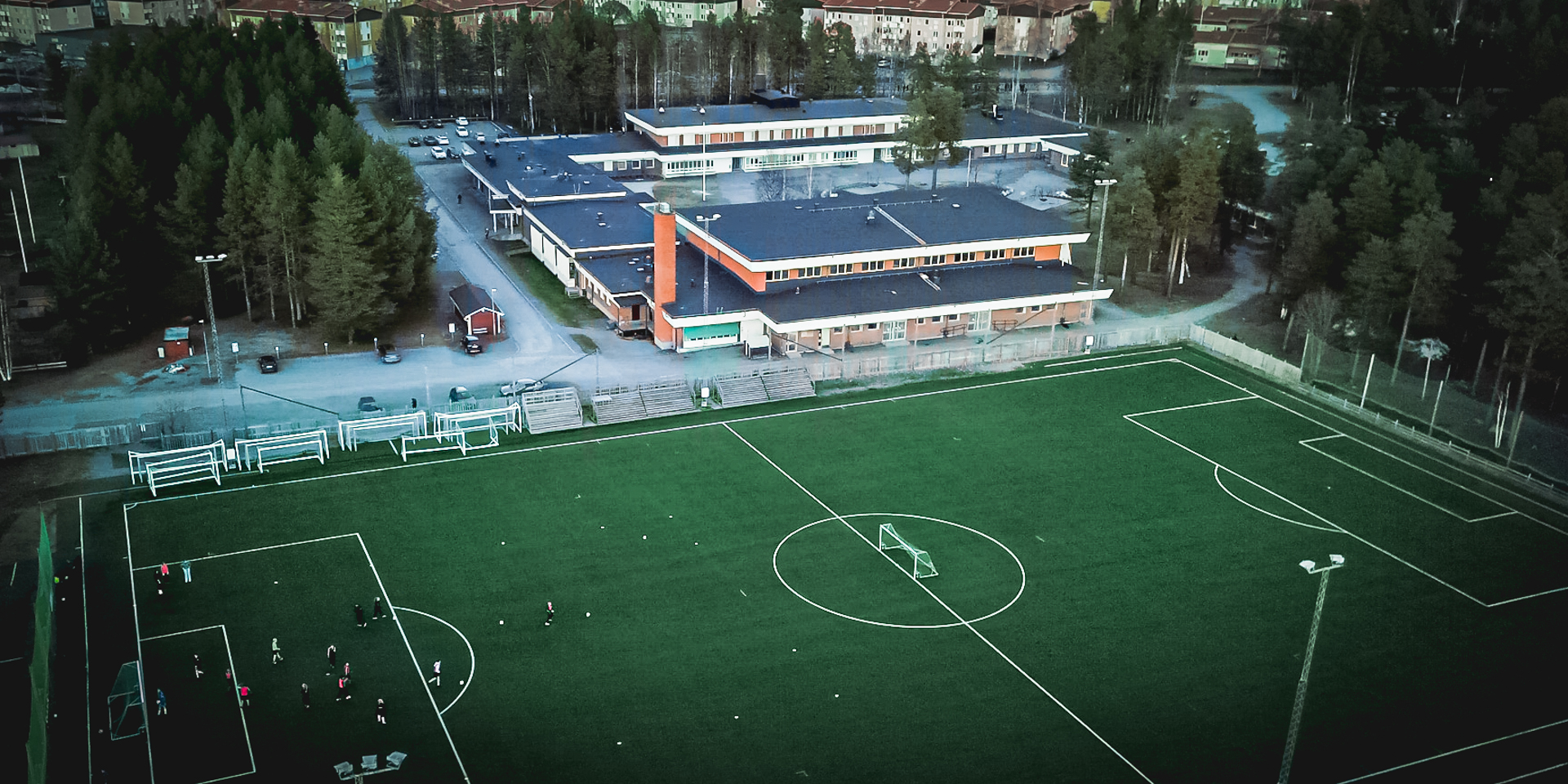 Flygbild över Bergskolan med vy över skolans område