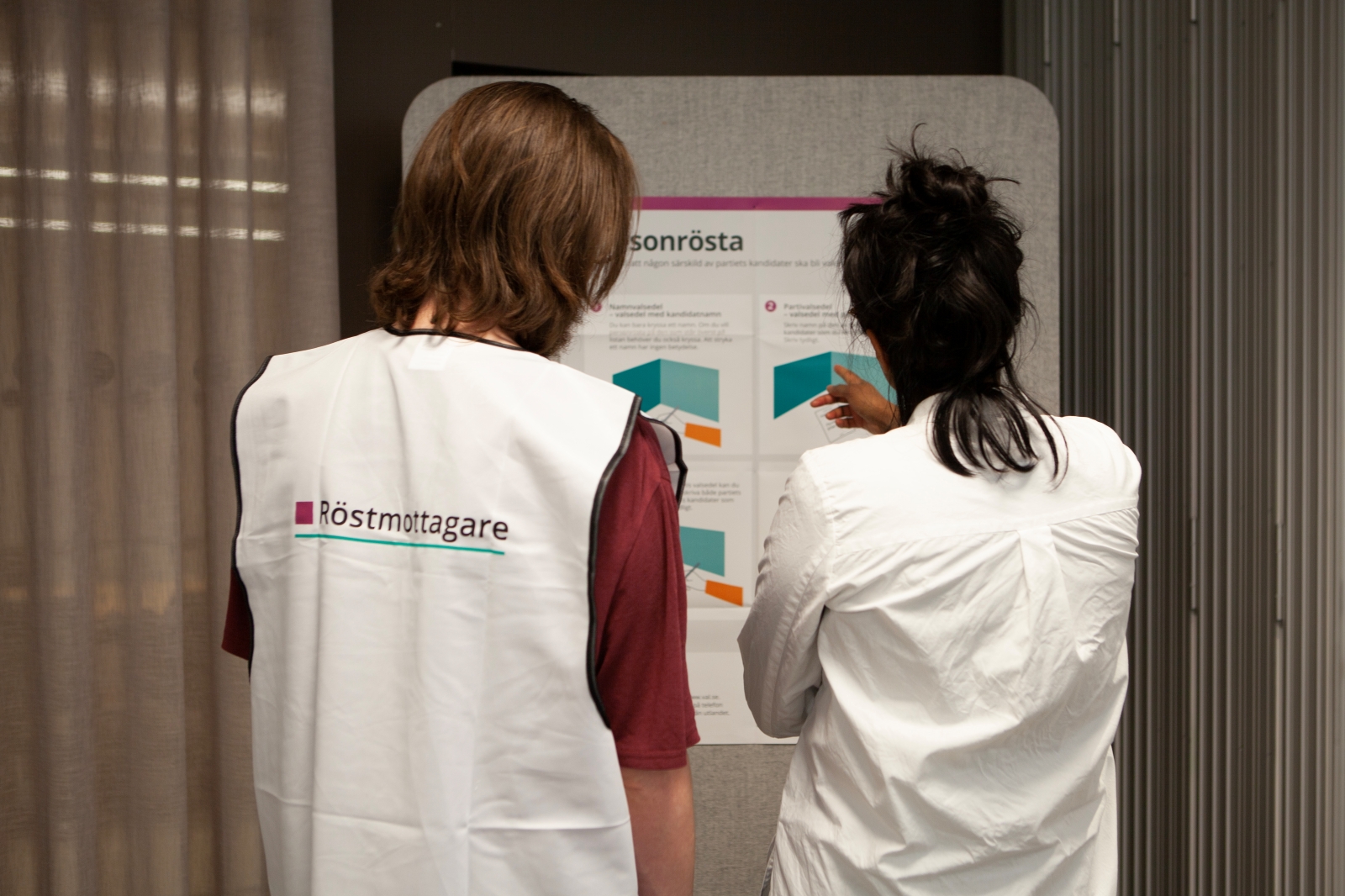 Person bär en väst med texten "Röstmottagare".