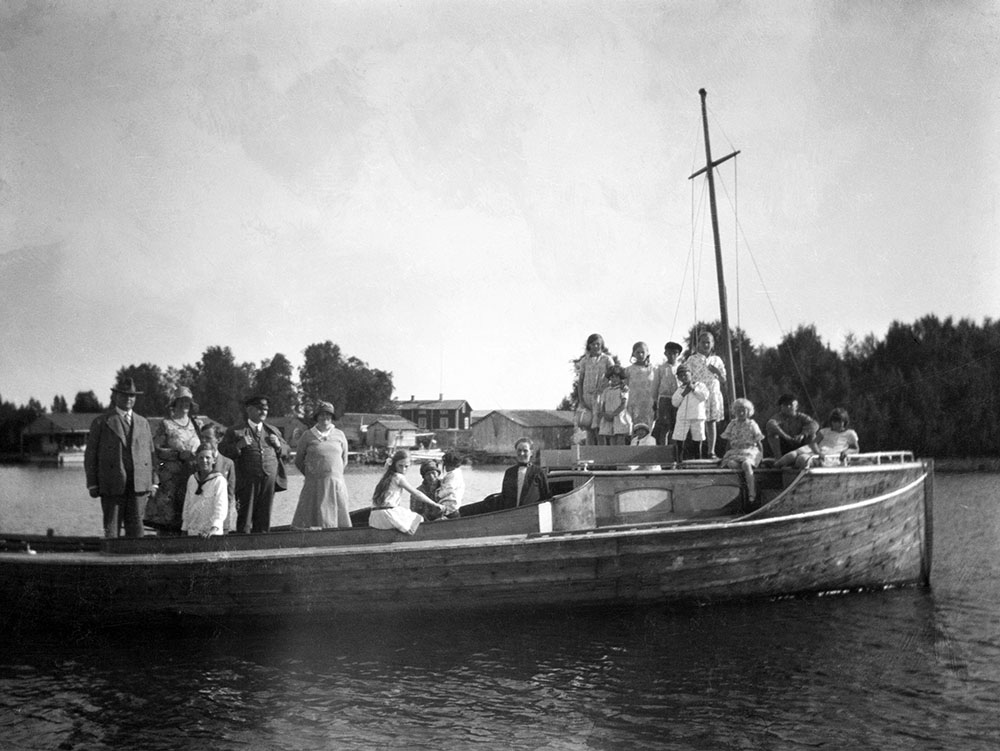 Båtutflykt med träbåt. 