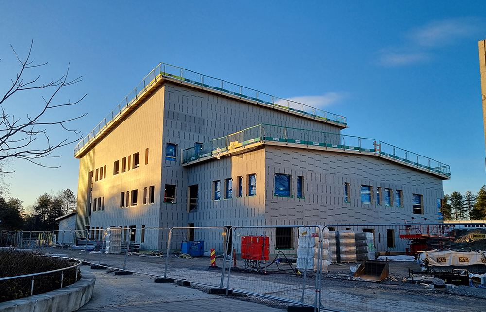 Hertsöskolan börjar ta form. En del av byggnaden har fått fasadbeklädnad
