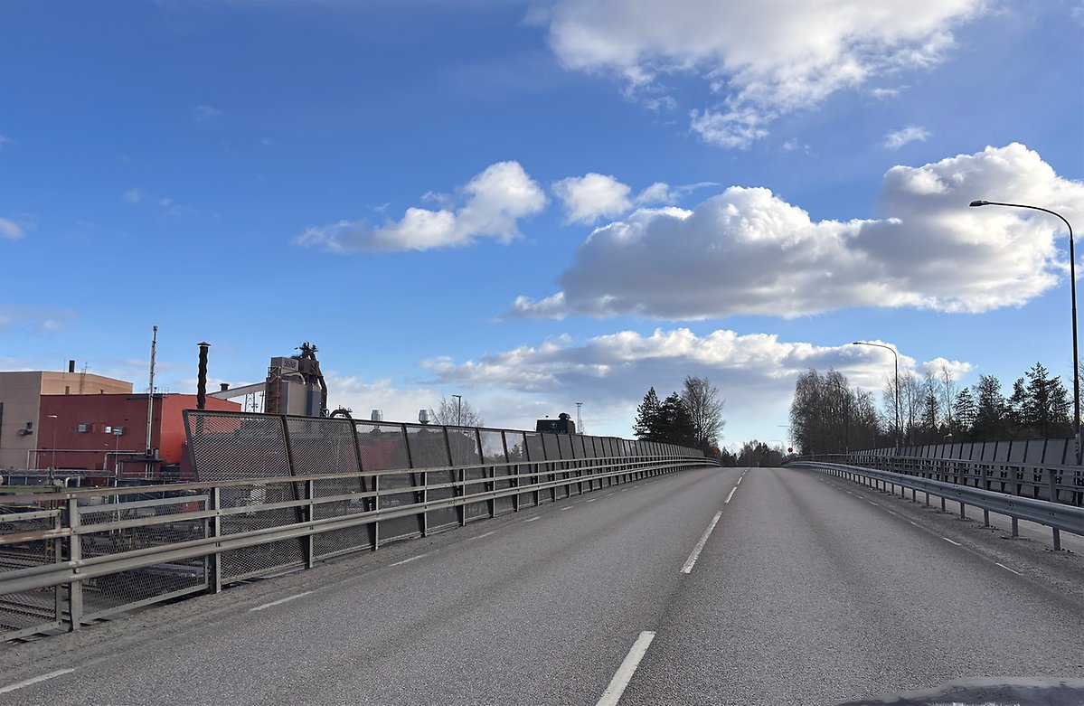 Vi startade renoveringen av bron över järnvägsspåren i Svartöstan i maj, under augusti slutförs arbetet med gång och cykelvägen i närheten.
