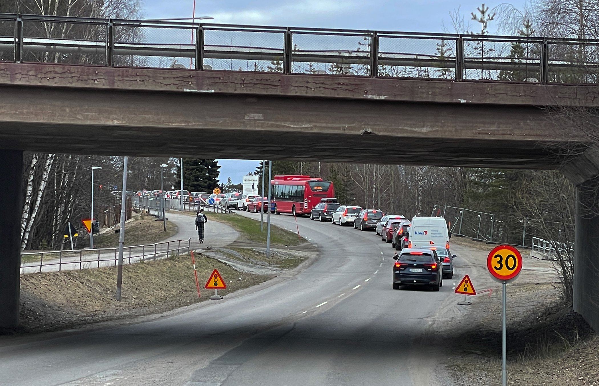 Bron över järnvägsspåren vid Svartöstan har förstärkts. Nu kvarstår jobb med intiliggande gång- och cykelväg.